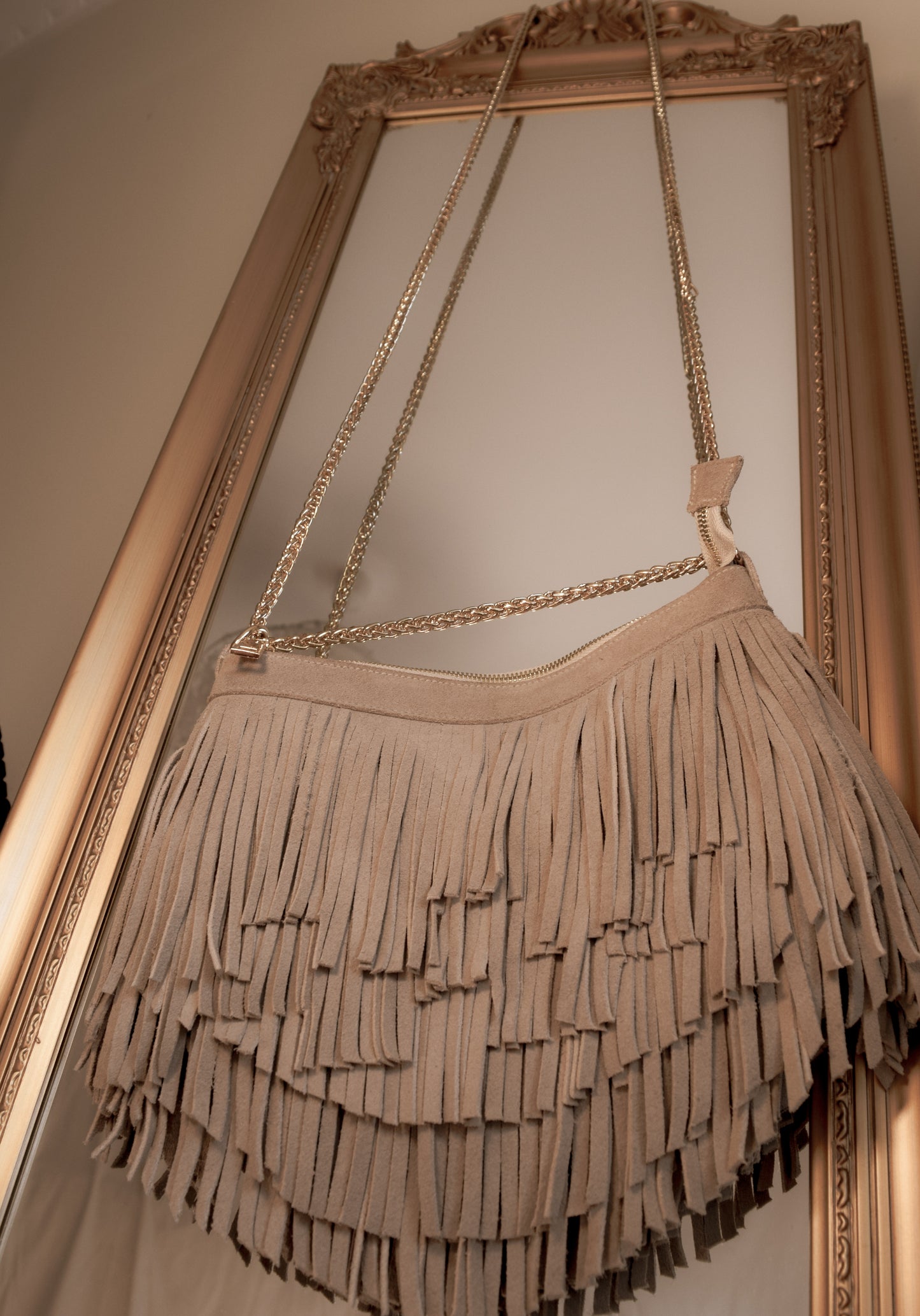 DAISY SUEDE FRINGE BAG 𝒾𝓃 TAUPE